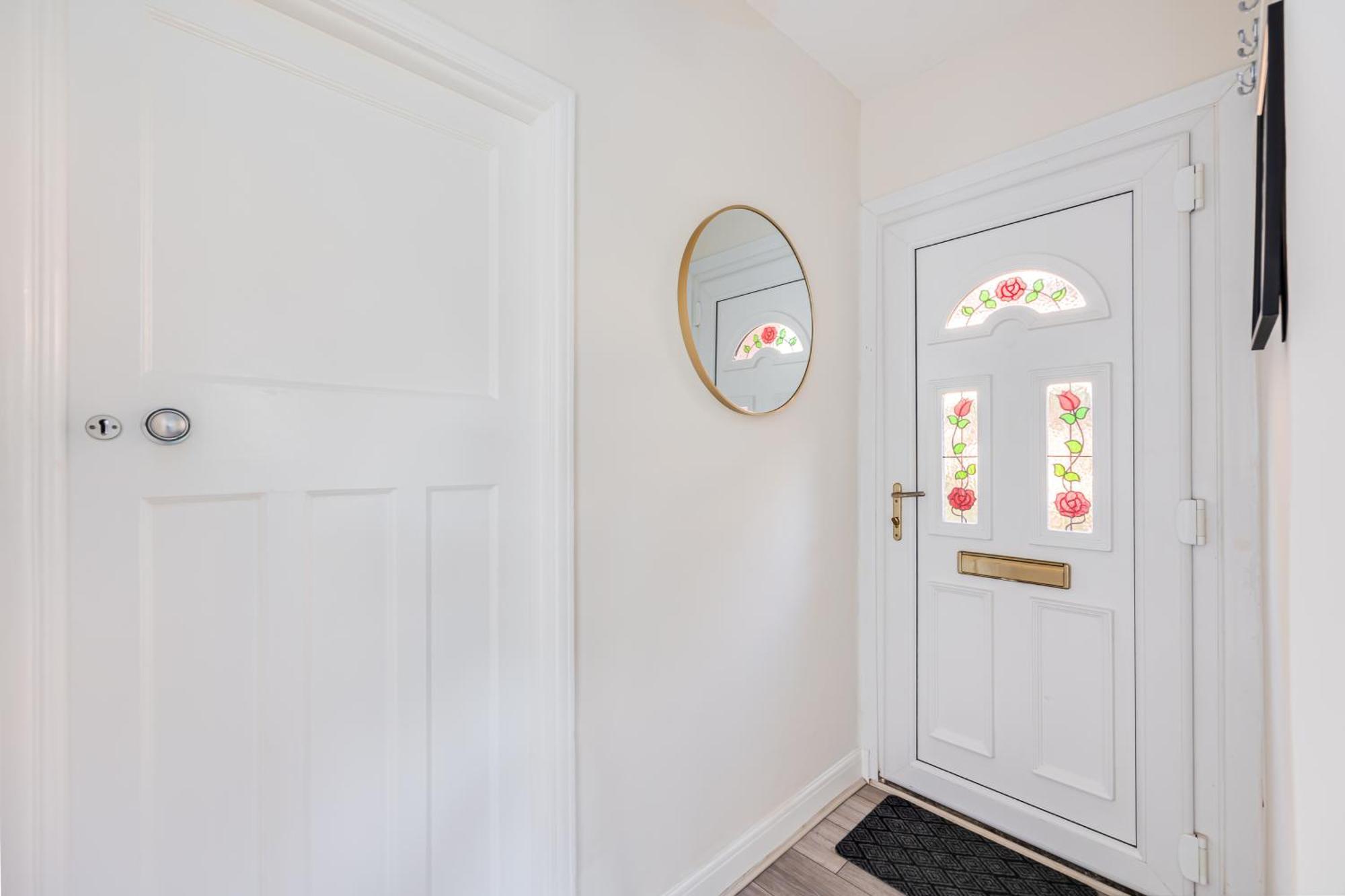 Charming Detached - Close To Town Centre - Driveway Parking, Self-check-in, Fast Wifi And Garden By Yoko Holiday home *