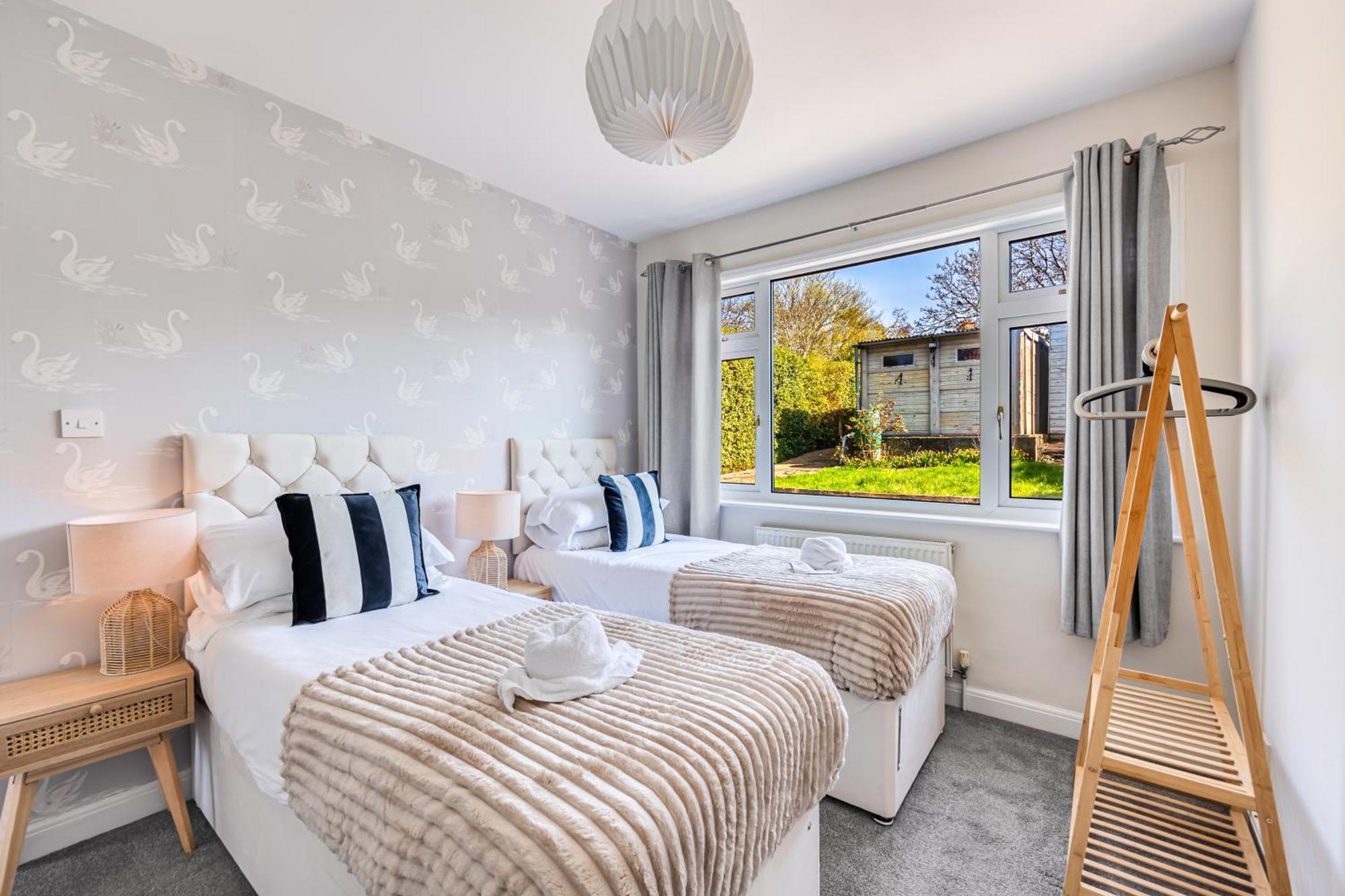 Charming Detached - Close To Town Centre - Driveway Parking, Self-check-in, Fast Wifi And Garden By Yoko Holiday home